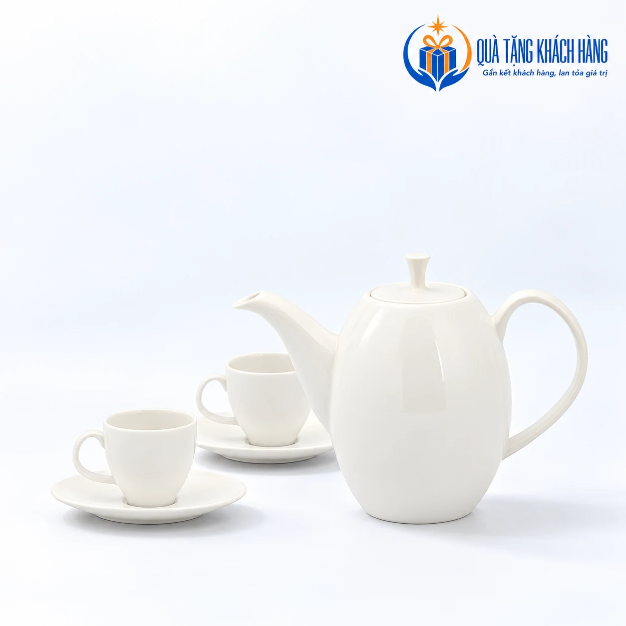Dáng ấm Anna trắng ngà cùng hai cặp tách đĩa oval