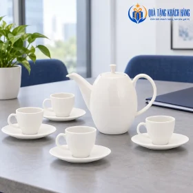 Minh họa bộ Anna tại góc tiếp khách với bốn cặp tách đĩa