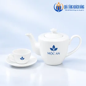 Mô phỏng logo MỘC AN trên ấm và tách Daisy trắng