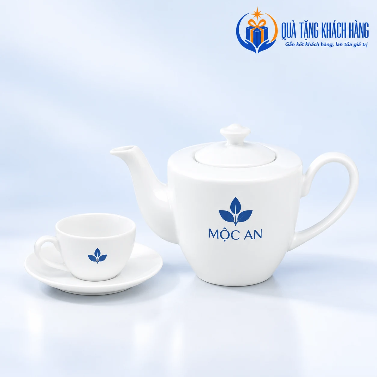 Mô phỏng logo MỘC AN trên ấm và tách Daisy trắng