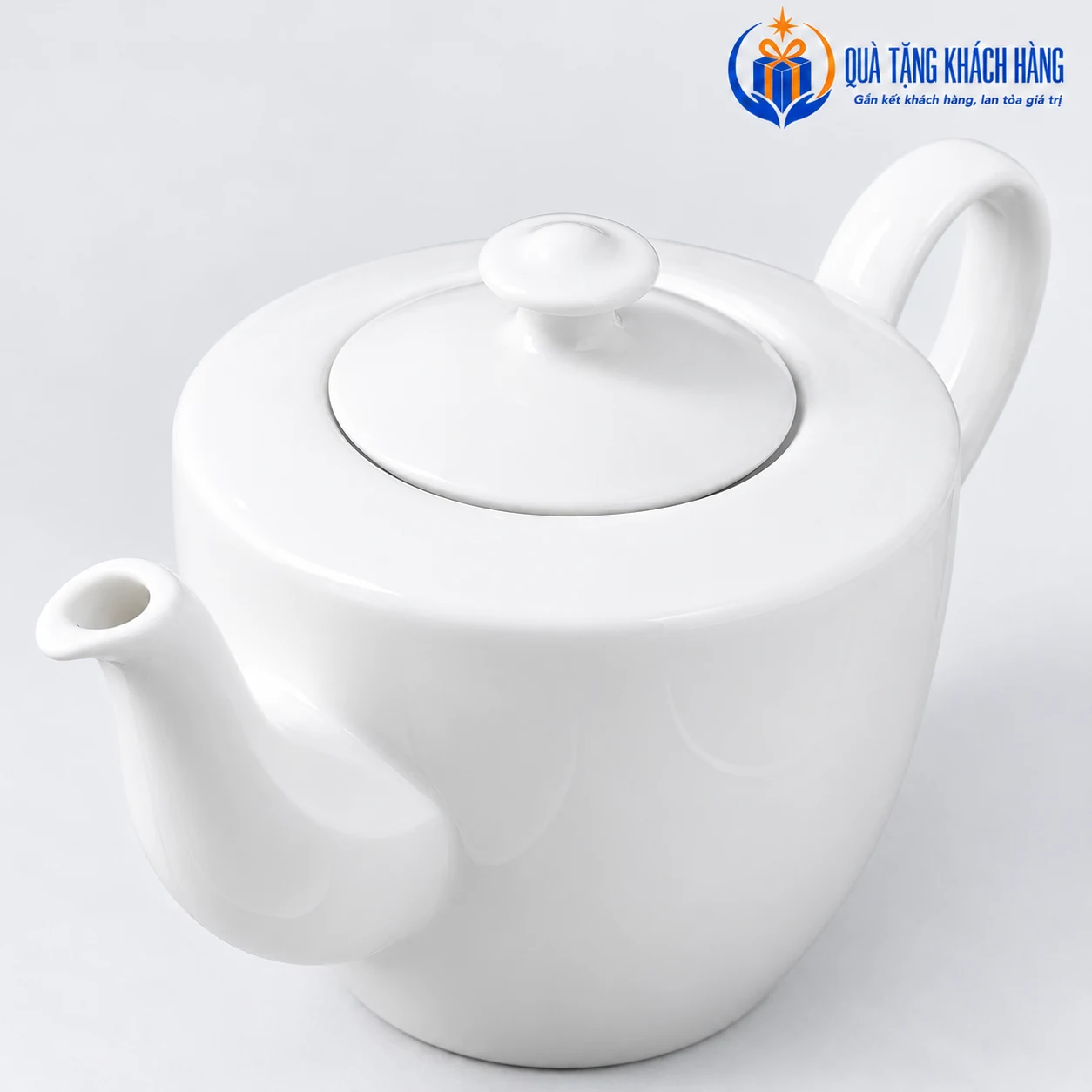 Chi tiết nắp, vòi và quai cong của ấm Daisy trắng