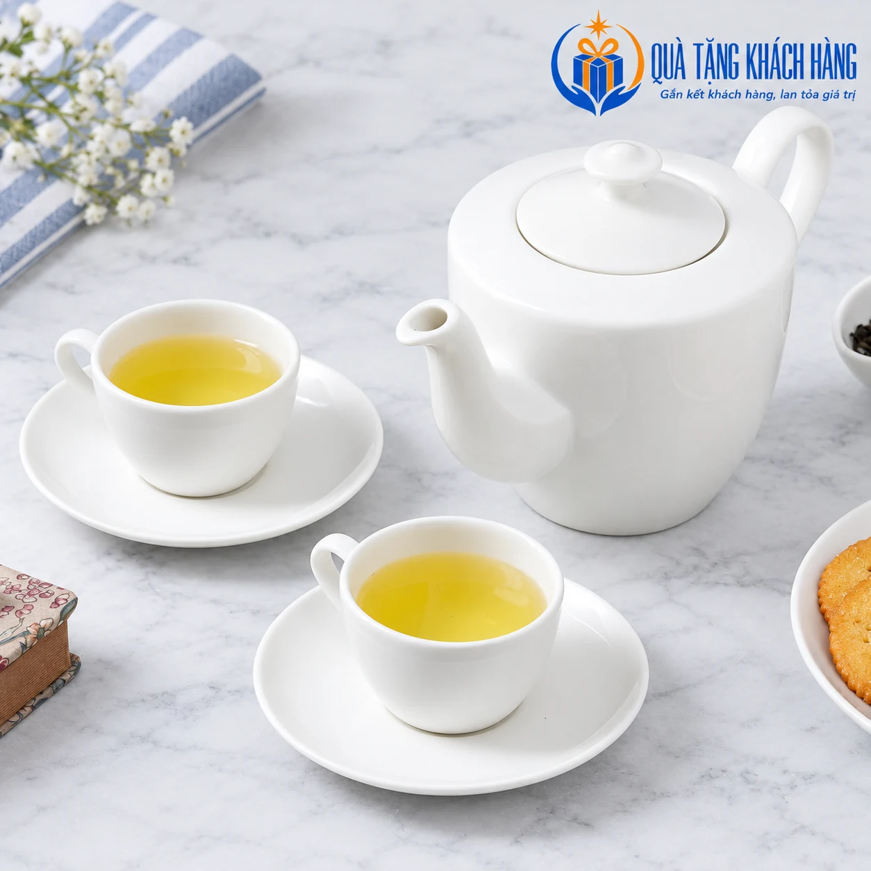 Ấm Daisy và hai cặp tách đĩa trong cảnh dùng trà tại nhà