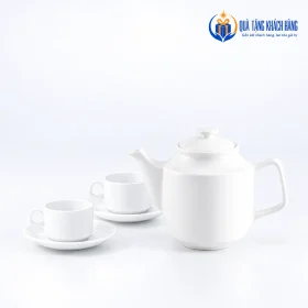 Dáng ấm và hai cặp tách đĩa của bộ Jasmine trắng