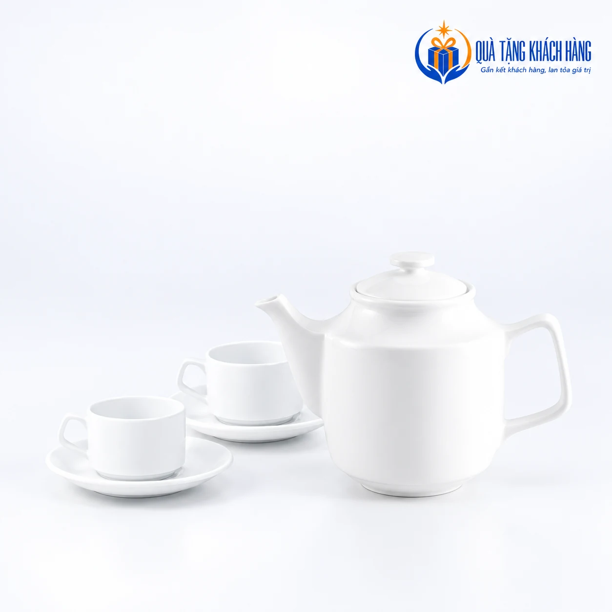 Dáng ấm và hai cặp tách đĩa của bộ Jasmine trắng