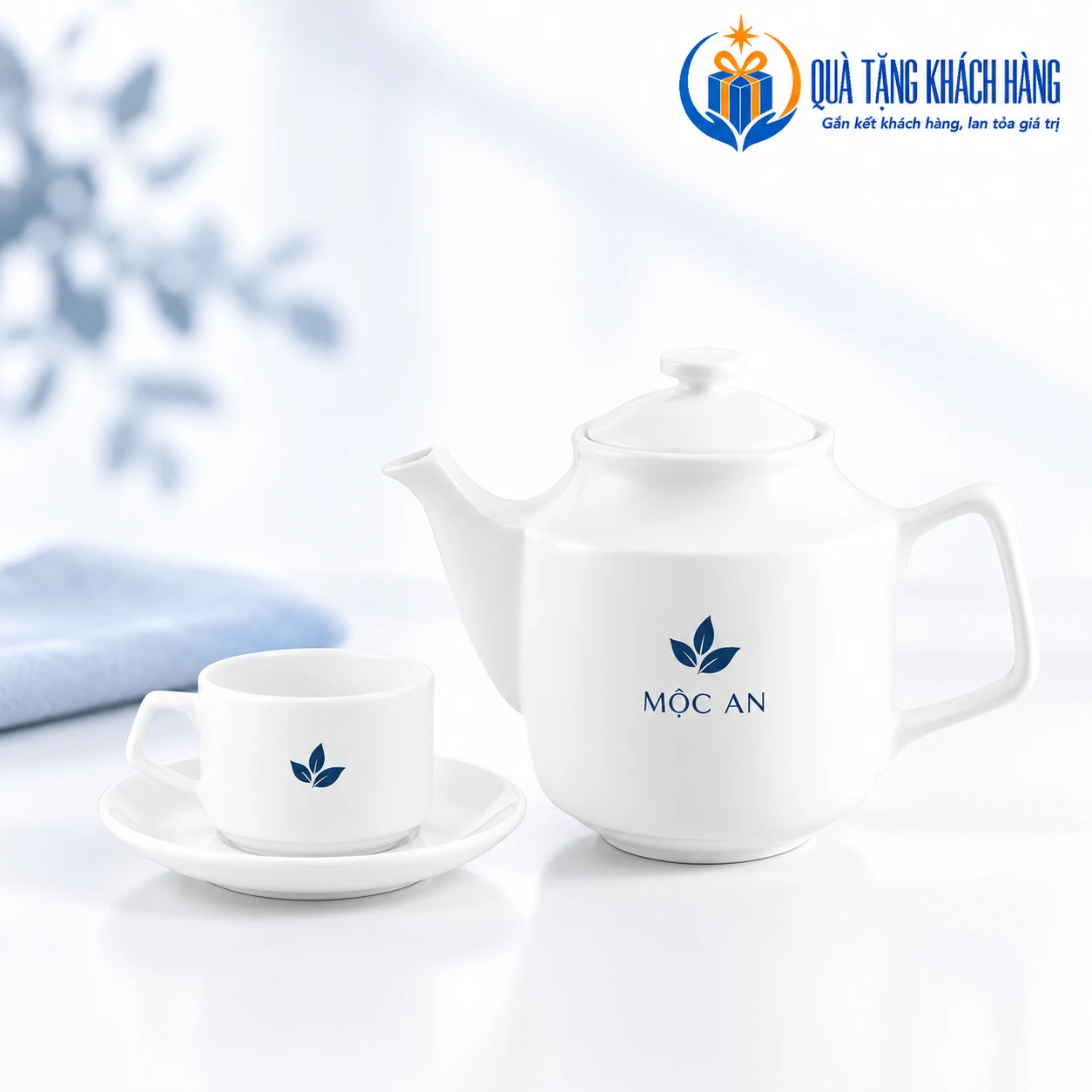 Mô phỏng logo MỘC AN trên ấm và tách Jasmine trắng