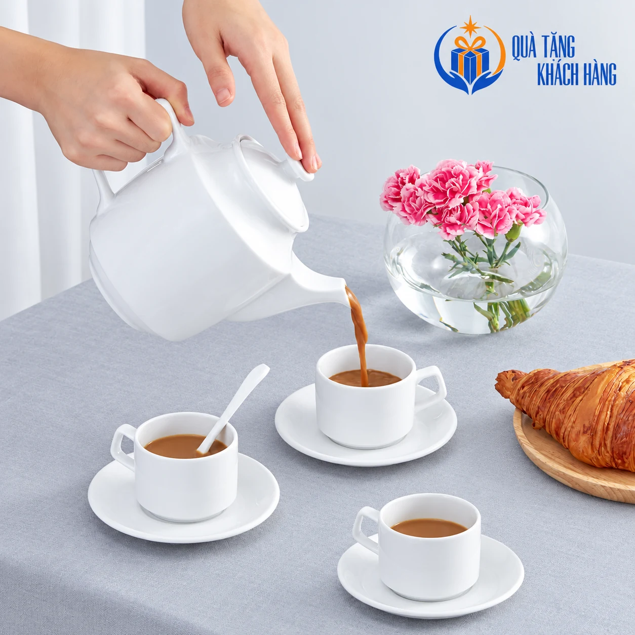 Bộ Jasmine trắng trong cảnh rót đồ uống tại bàn trà