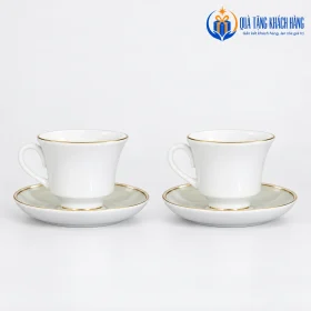 Hai tách Hoàng Gia có quai trắng, chỉ vàng và đĩa kê tròn