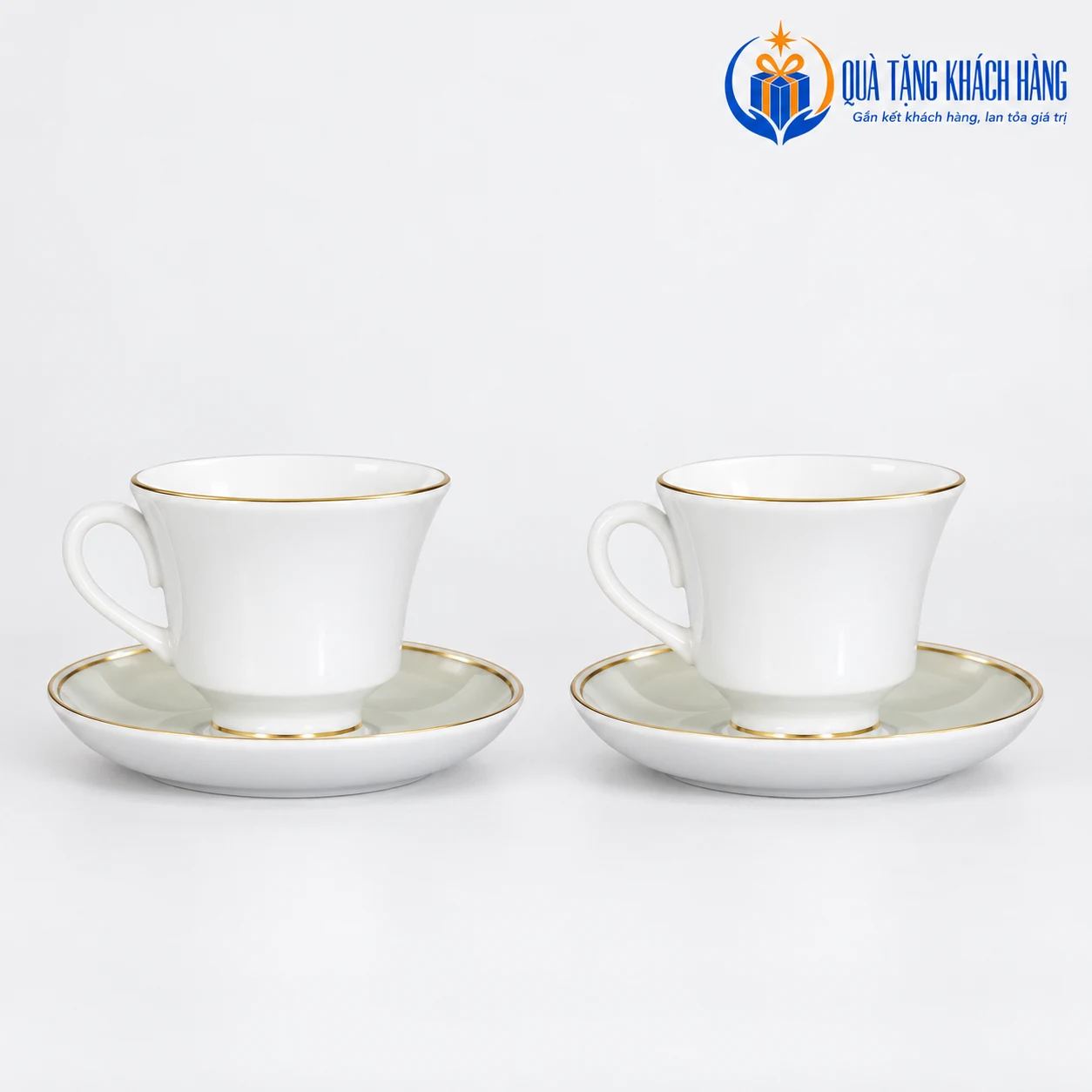 Hai tách Hoàng Gia có quai trắng, chỉ vàng và đĩa kê tròn