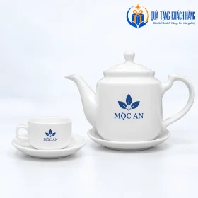Mô phỏng logo MỘC AN trên ấm và tách trắng Vuông Thẳng