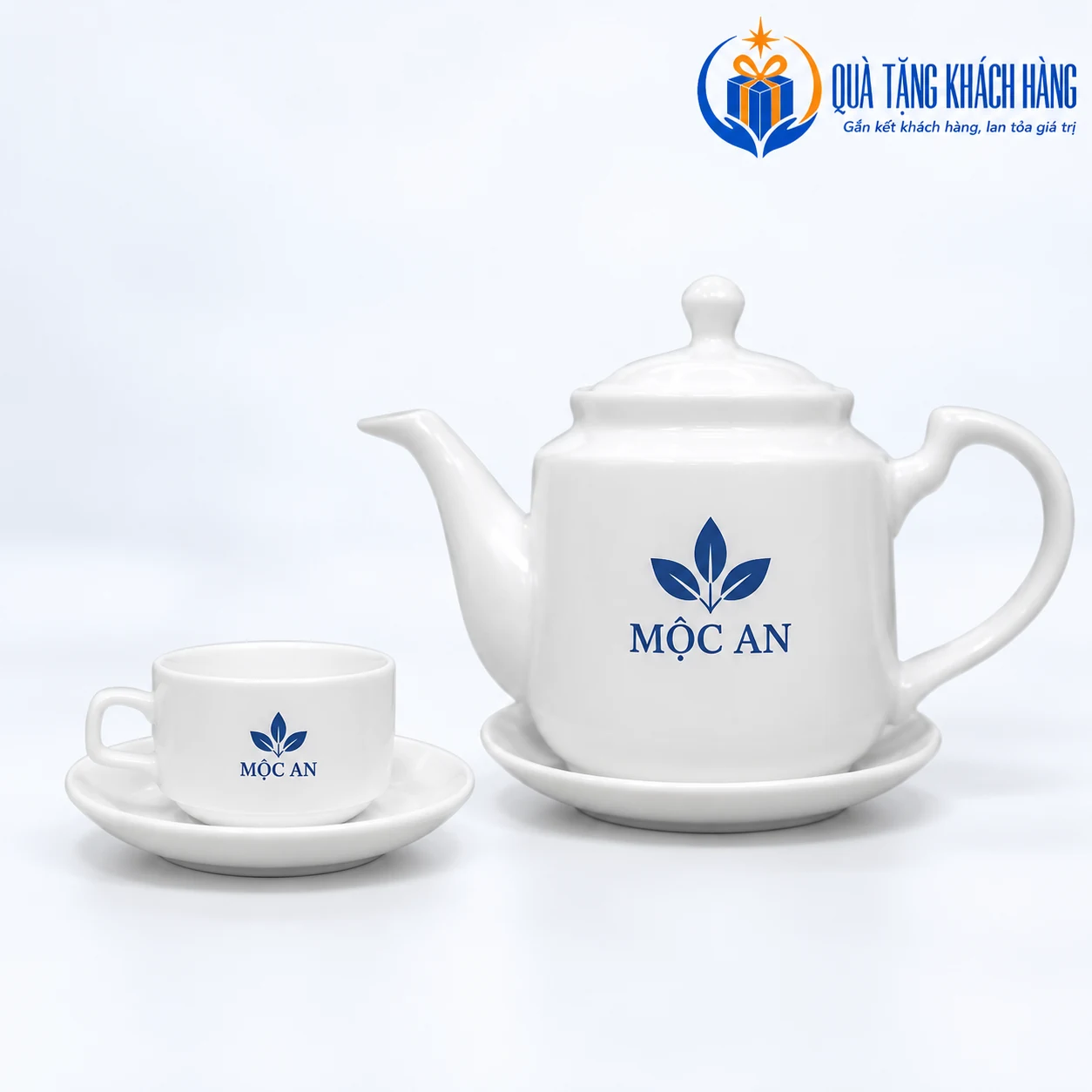 Mô phỏng logo MỘC AN trên ấm và tách trắng Vuông Thẳng