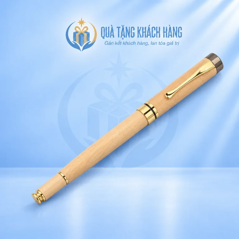 Bút gỗ dáng thon viền vàng trên nền thương hiệu