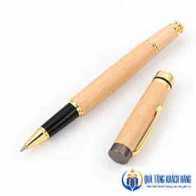 Bút gỗ mở nắp với phần cầm đen và ngòi màu vàng