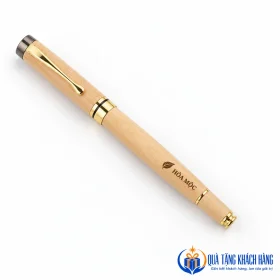 Mô phỏng khắc HÒA MỘC trên thân bút gỗ