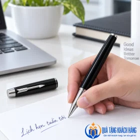 Minh họa ghi lời nhắn với bút đen viền bạc mở nắp