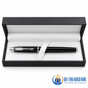 Bút đen kẹp bạc trong hộp nắp gập lót trắng tùy chọn