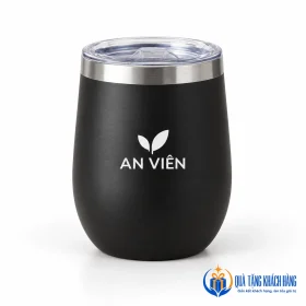 Minh họa logo AN VIÊN màu trắng trên cốc đen