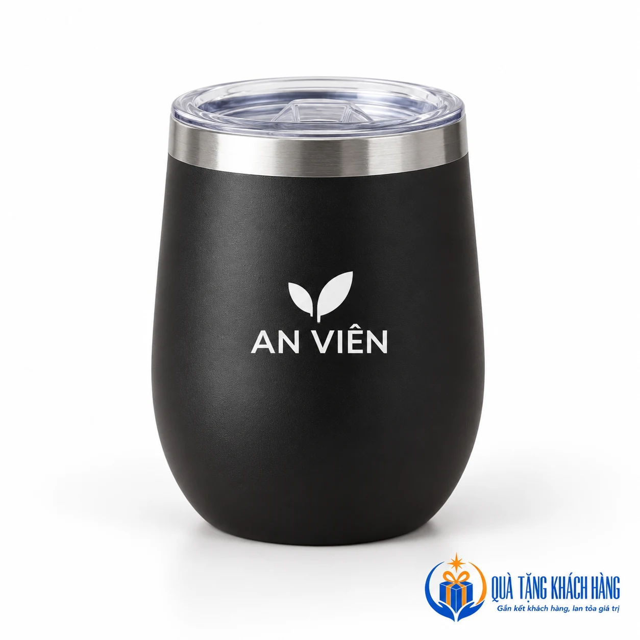 Minh họa logo AN VIÊN màu trắng trên cốc đen