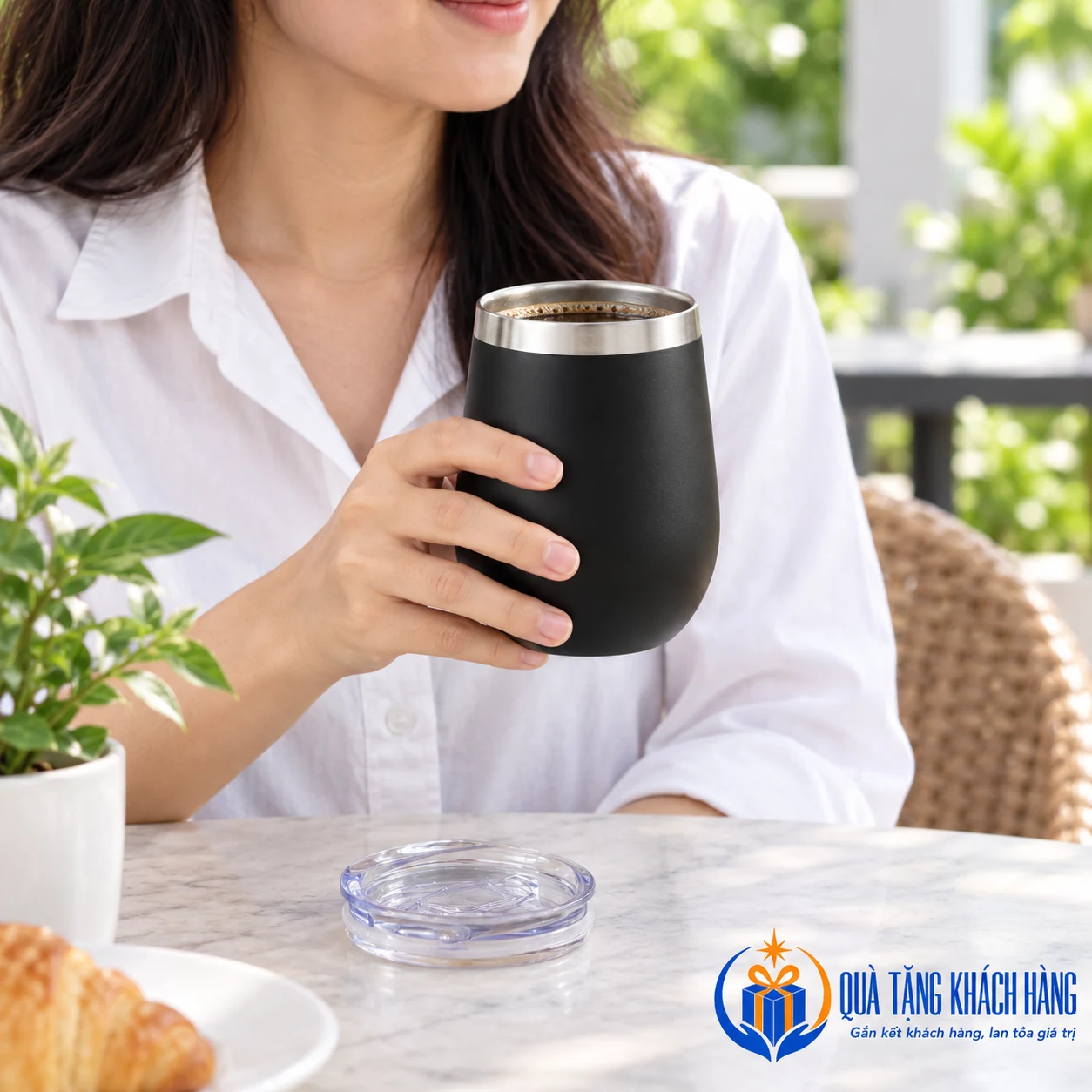 Minh họa dùng cốc dáng trứng trong giờ nghỉ