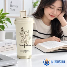 Minh họa cốc Flower trong giờ nghỉ tại bàn