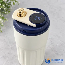 Chi tiết nắp xanh, màn hình nhiệt độ và chi tiết màu vàng