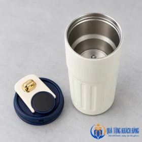 Cốc mở nắp để thấy miệng và lòng inox