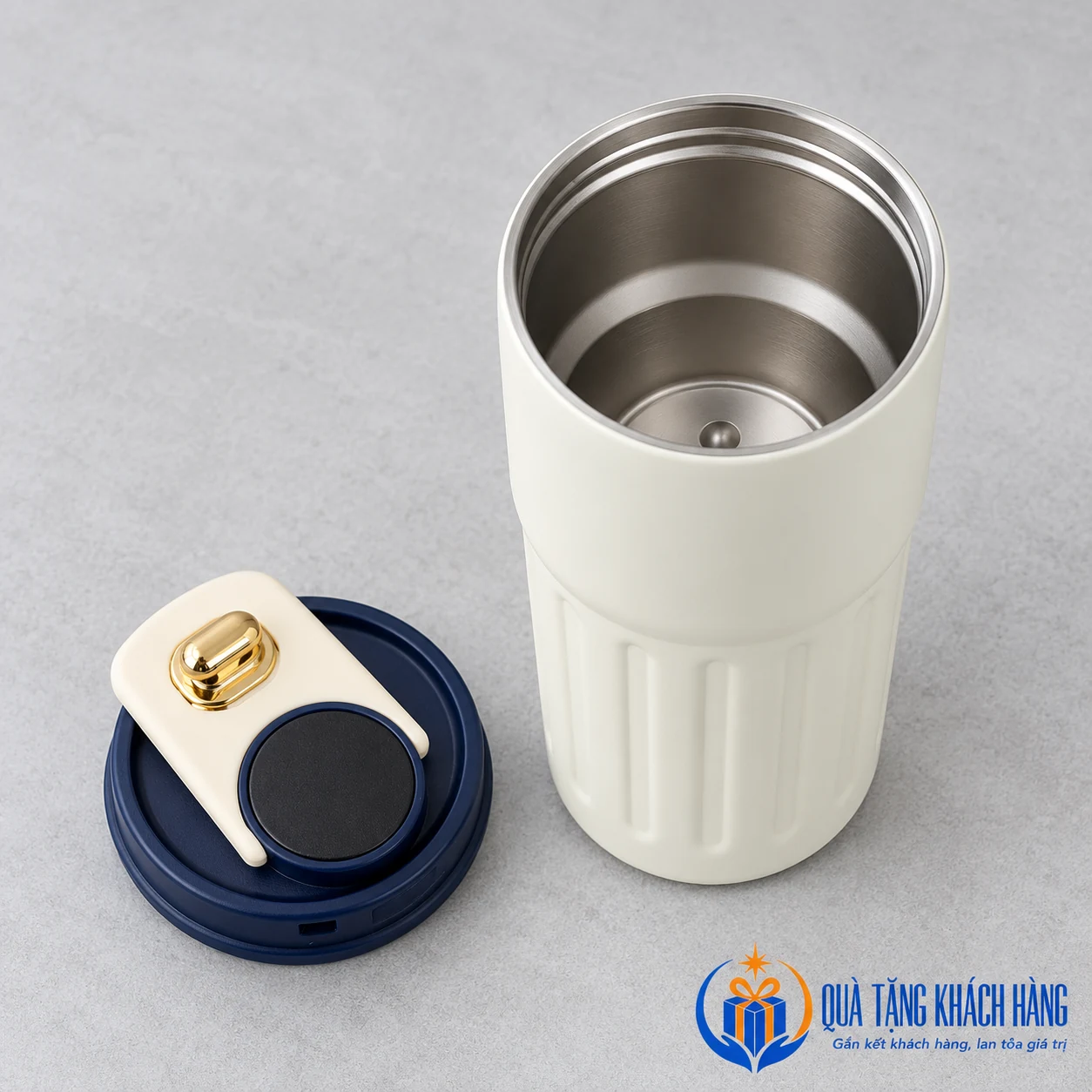 Cốc mở nắp để thấy miệng và lòng inox