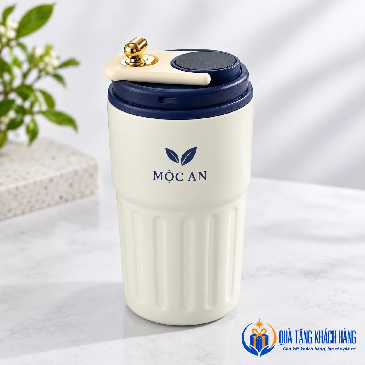 Minh họa logo MỘC AN trên thân cốc màu kem