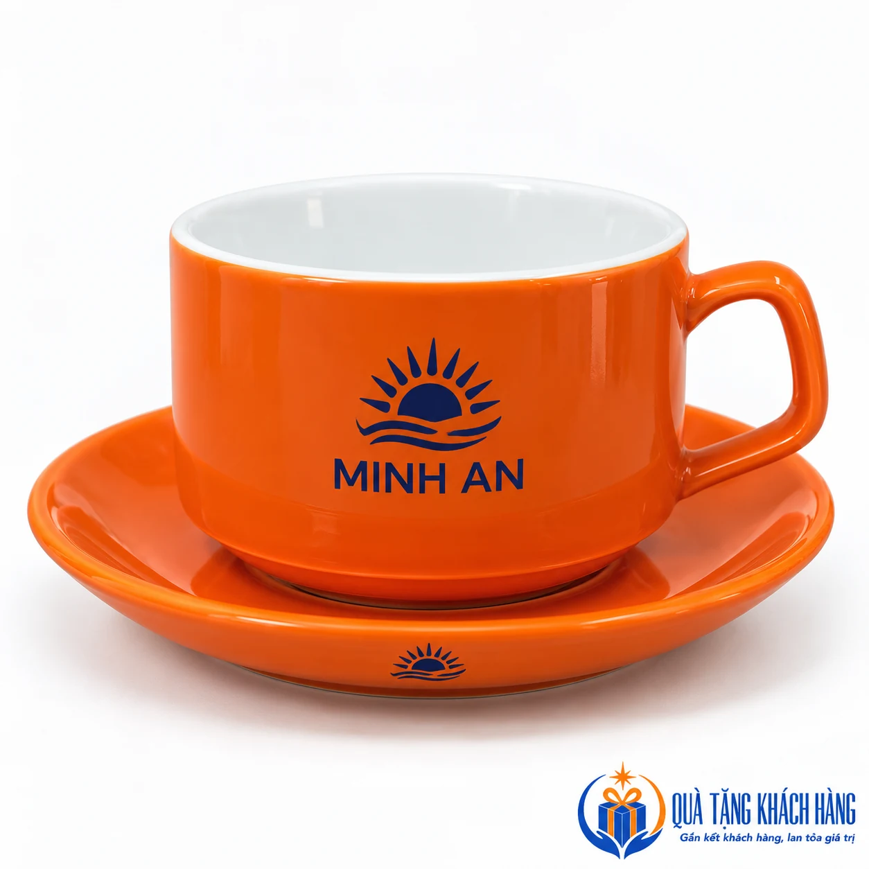 Minh họa in MINH AN trên cốc và biểu tượng trên đĩa