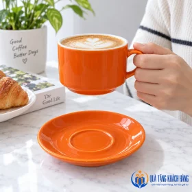 Minh họa dùng cốc cappuccino men cam trong giờ nghỉ