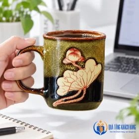 Minh họa dùng cốc Gấm Sen tại bàn làm việc