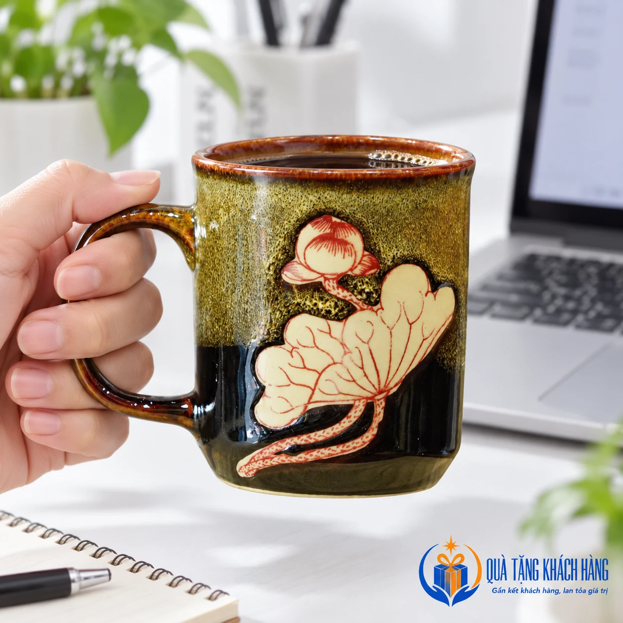 Minh họa dùng cốc Gấm Sen tại bàn làm việc