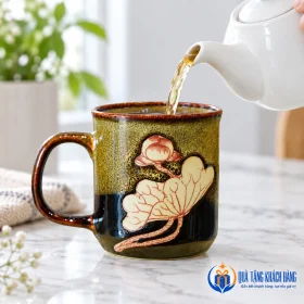 Minh họa rót trà vào cốc Gấm Sen tại nhà