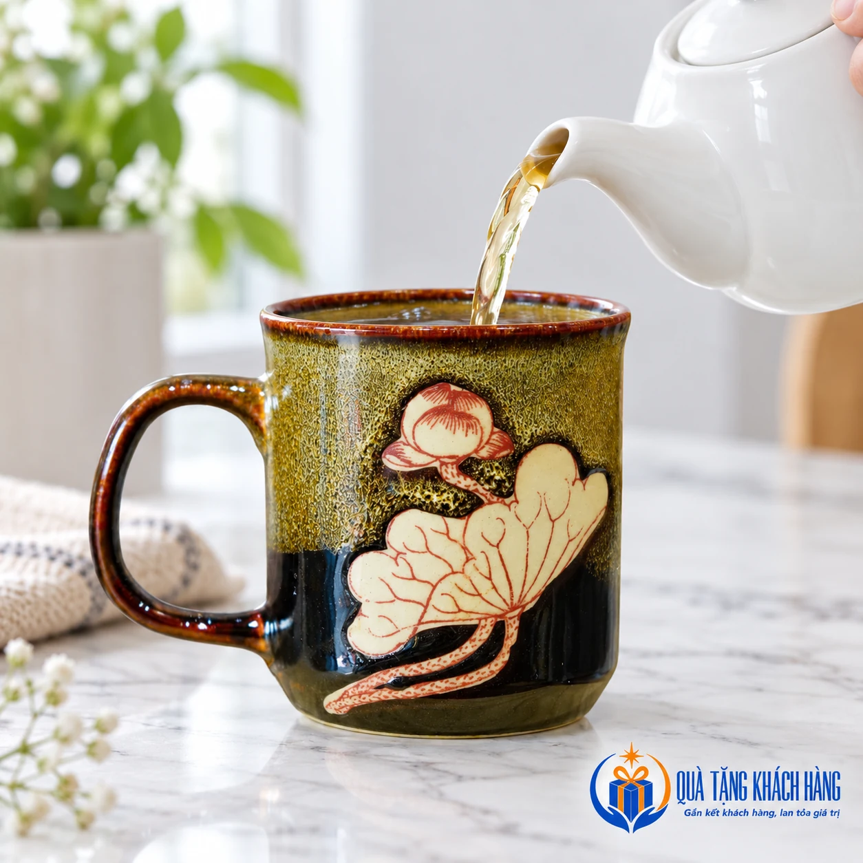 Minh họa rót trà vào cốc Gấm Sen tại nhà