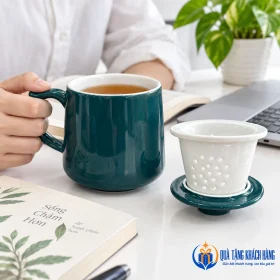 Minh họa dùng trà tại bàn, lọc đặt trên nắp lật