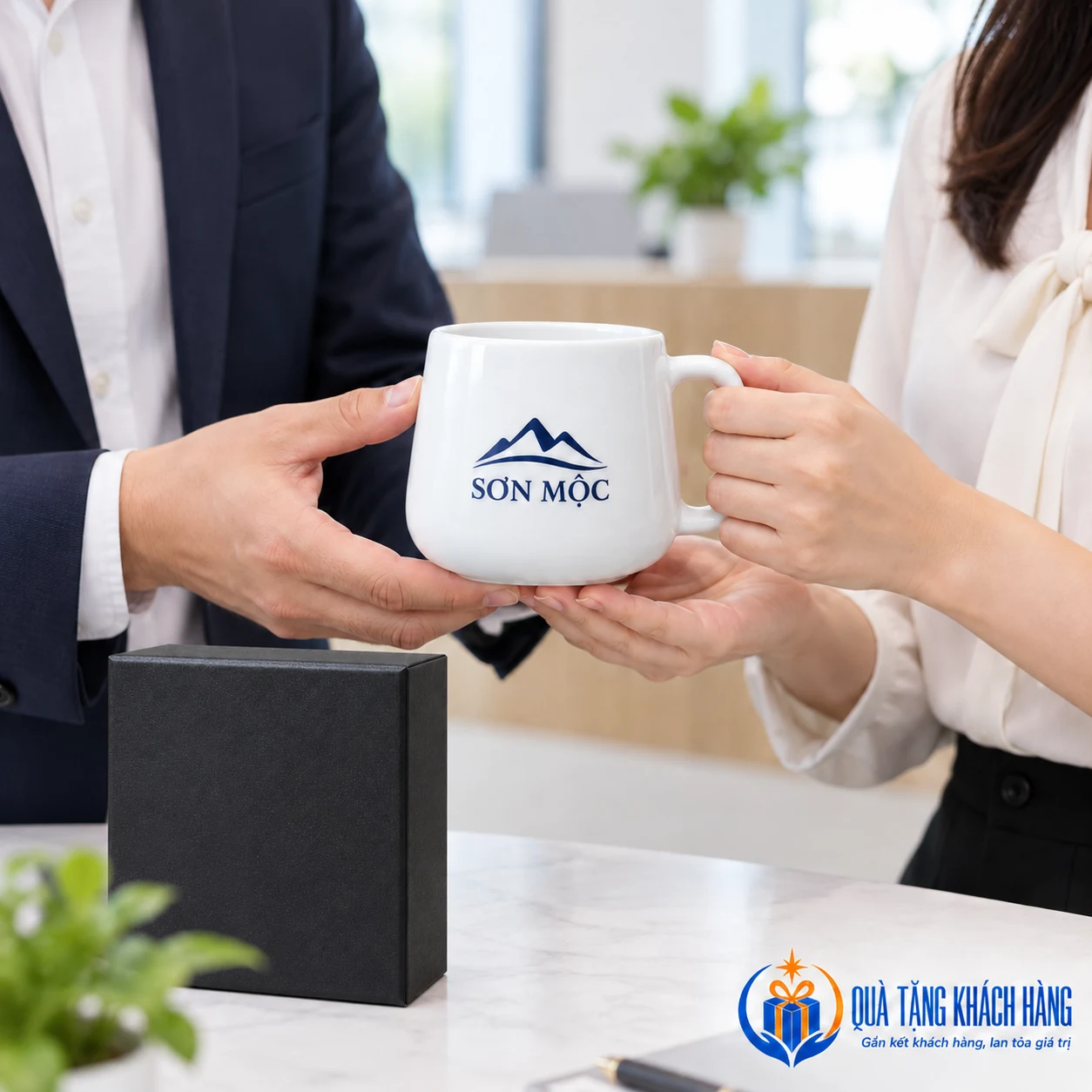 Minh họa trao cốc sứ trắng cùng hộp quà