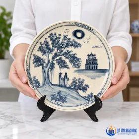 Minh họa người nhận xem đĩa men rạn và đế gỗ đi cùng