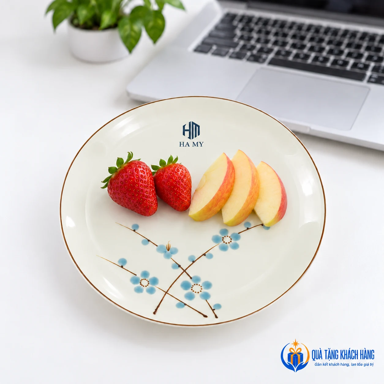Đĩa hoa xanh 16cm bày trái cây ở bàn làm việc