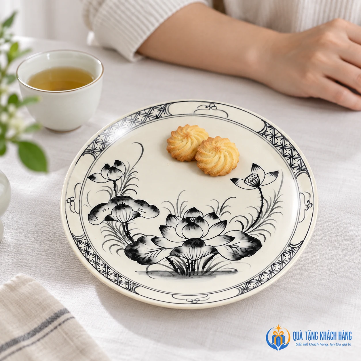 Đĩa sen cổ bày bánh trong góc bàn trà