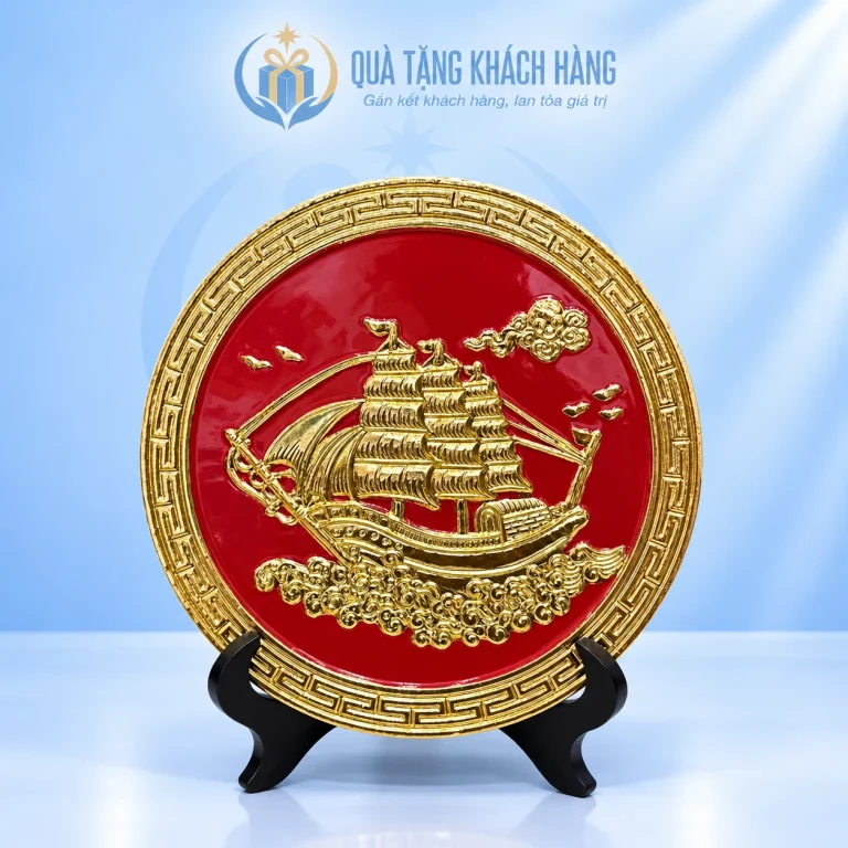 Đĩa lưu niệm sứ 26cm thuyền buồm nền đỏ kèm đế gỗ