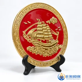 Góc nghiêng đĩa thuyền buồm 26cm nền đỏ trên đế gỗ