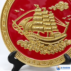 Chi tiết thuyền buồm nổi và đường diềm màu vàng
