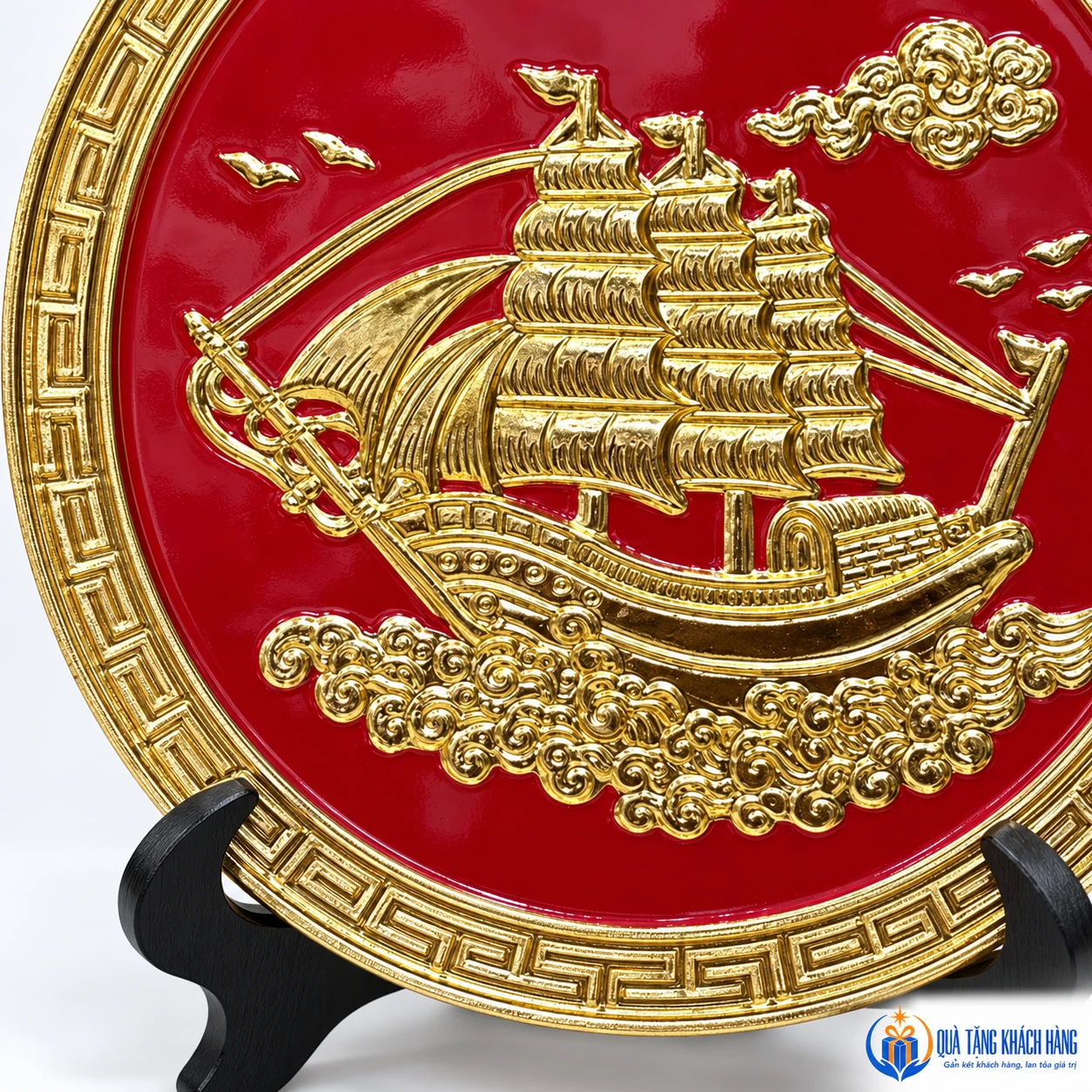 Chi tiết thuyền buồm nổi và đường diềm màu vàng