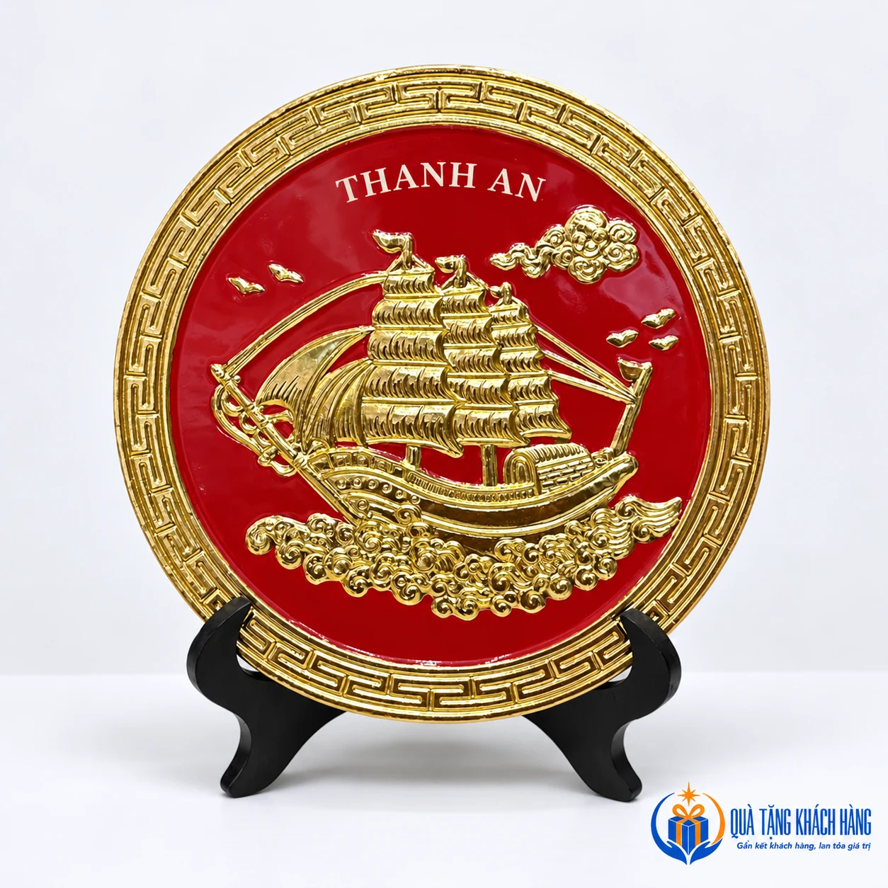 Minh họa tem UV nổi THANH AN trên đĩa nền đỏ