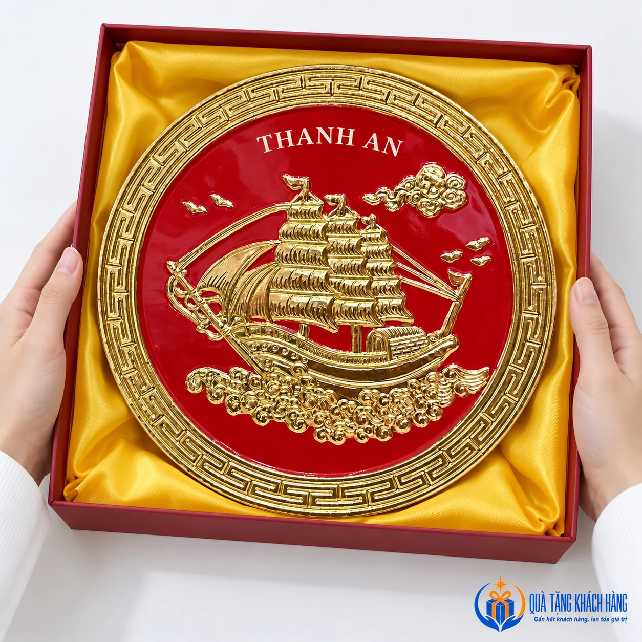 Minh họa hộp quà lót lụa cho đĩa thuyền buồm nền đỏ