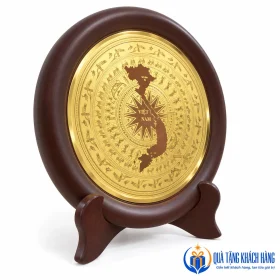 Góc nghiêng mẫu đĩa 23cm trên đế trưng bày tông nâu