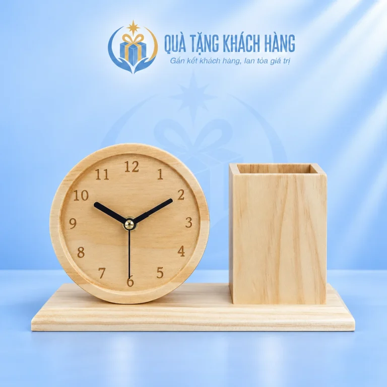 Đồng hồ để bàn gỗ kèm ống bút trên nền Quà Tặng Khách Hàng