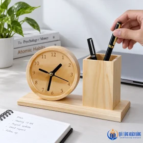 Đồng hồ gỗ và ống bút trên bàn làm việc