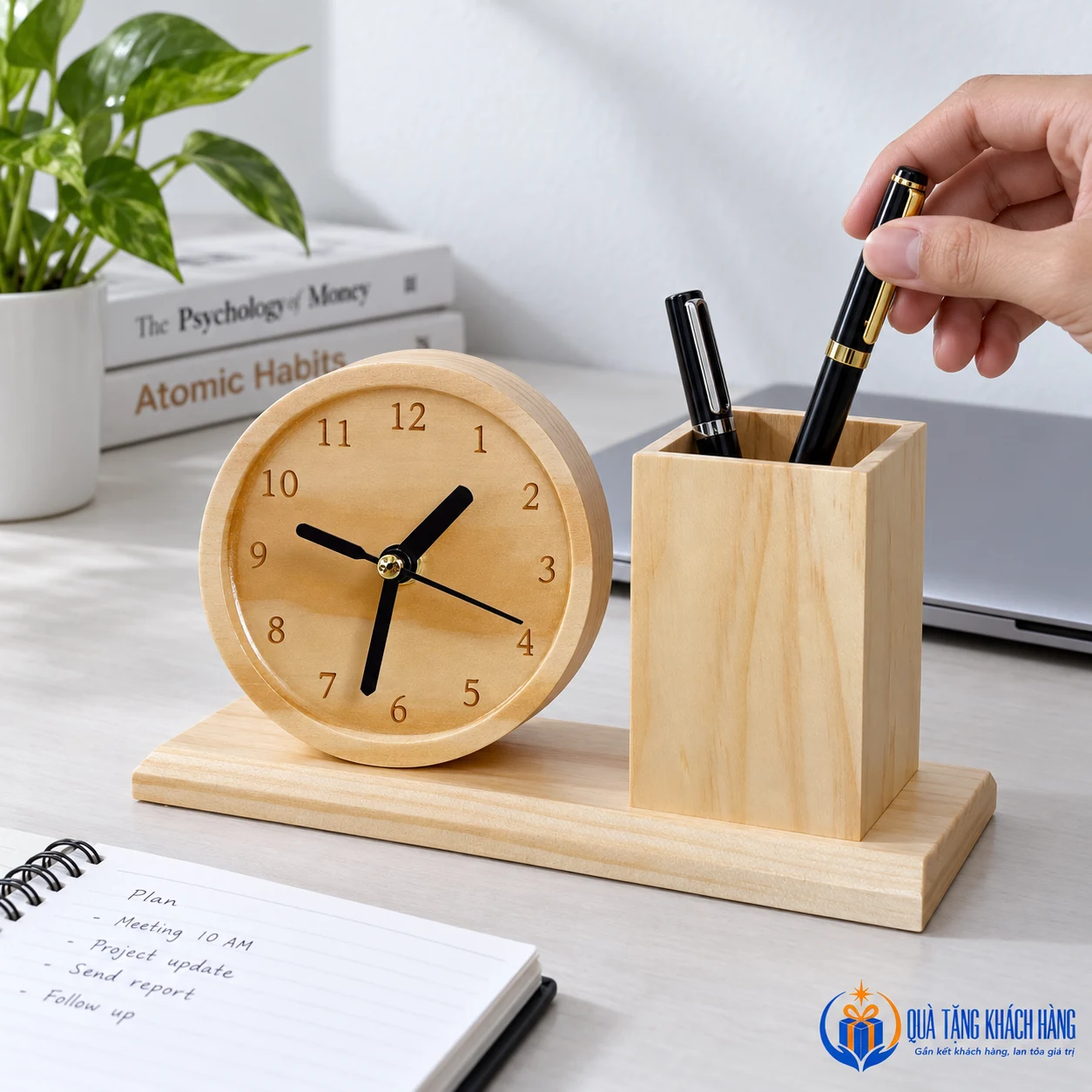 Đồng hồ gỗ và ống bút trên bàn làm việc
