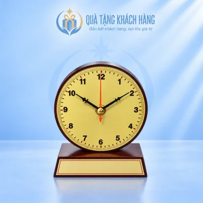 Đồng hồ để bàn gỗ mặt đồng trên nền Quà Tặng Khách Hàng