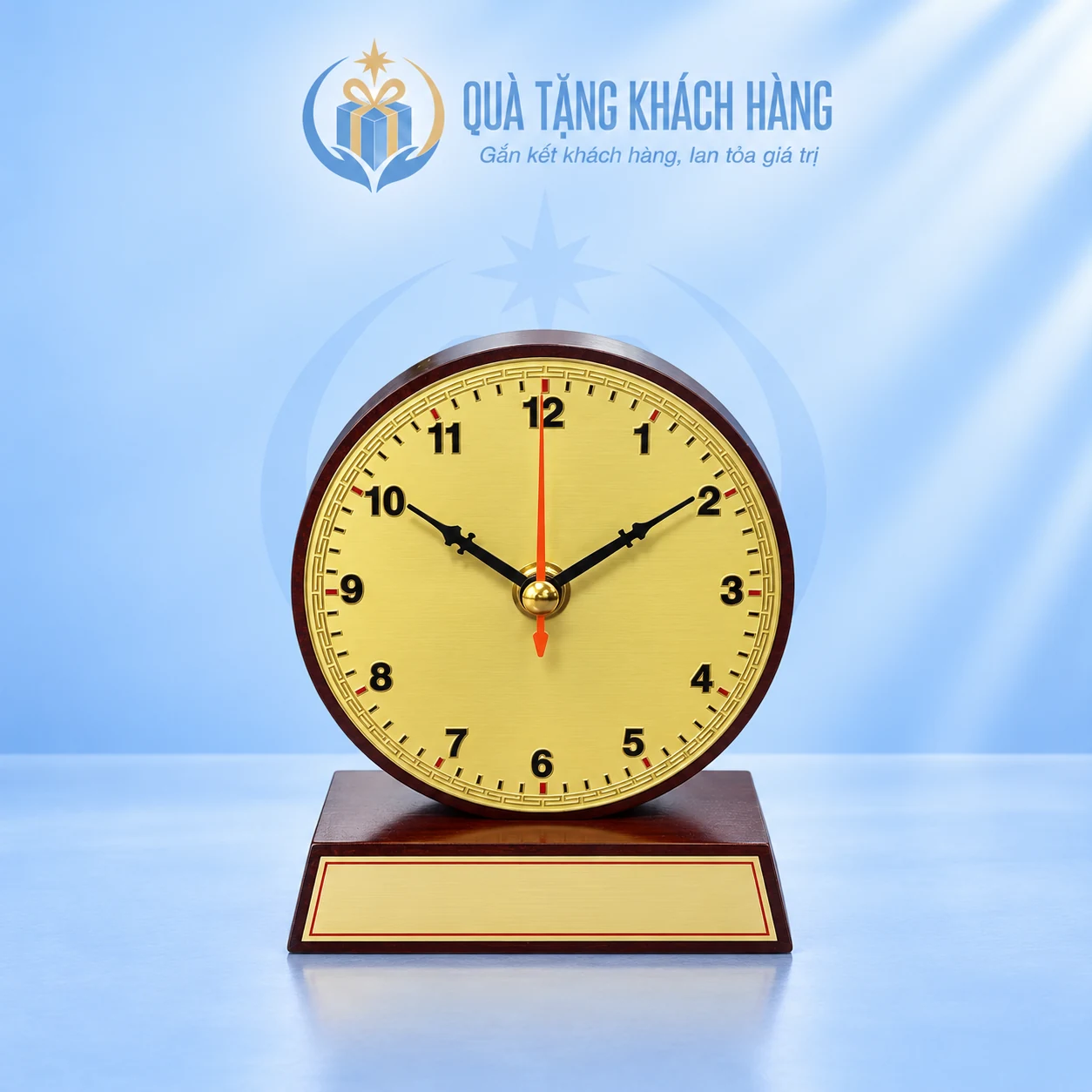 Đồng hồ để bàn gỗ mặt đồng trên nền Quà Tặng Khách Hàng